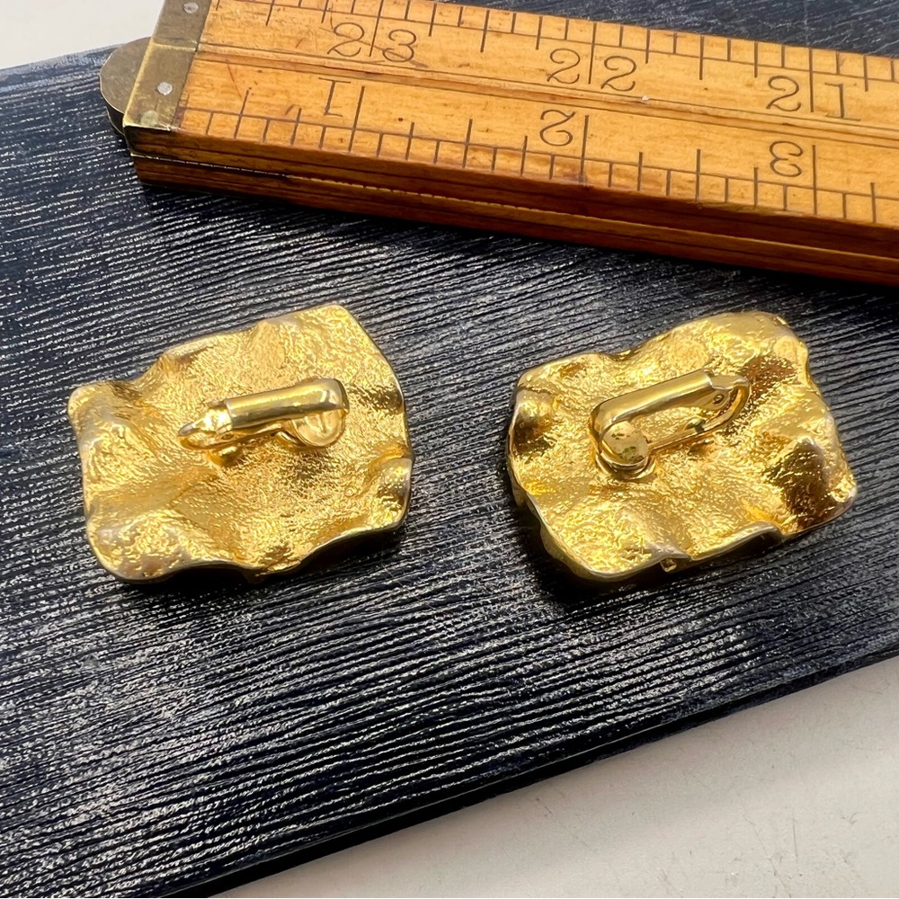 Chunky vintage gold tone clip on earrings geometric abstract crinkled boxy 1980s - Picture 4 of 7